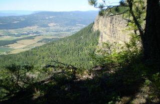 Looking down from the trail along the cliff edge, Enderby Cliffs 2010-08.